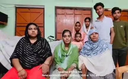 खगड़िया जिला से इंटरमीडिएट आर्ट्स टॉपर बनी गोगरी कस्बा निवाशी शहबाज अंसारी की पुत्री समरजहां खातुन।
