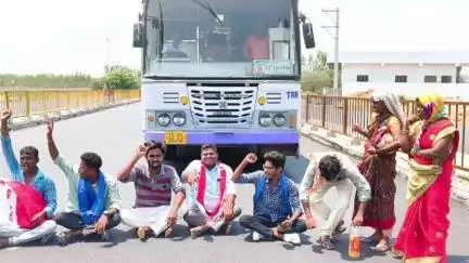 అడ్డ గూడూరు: అడ్డగూడూరు స్టేజి వద్ద ఆర్టీసీ బస్సులు ఆపాలని ఐక్య విద్యార్థి సంఘాల ఆధ్వర్యంలో రాస్తారోకో