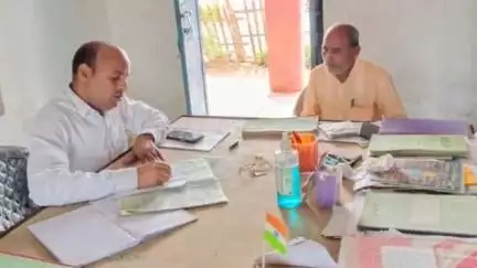 रामगढ़वा: डीपीओ के निर्देश पर प्रभारी बीईओ सह बीपीआरओ इंद्रजीत कुमार ने जैतापुर पंचायत में प्राथमिक विद्यालय का निरीक्षण किया