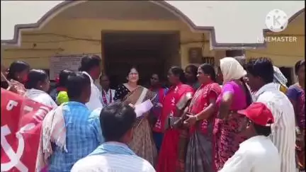 కనగల్: ఇళ్ల స్థలాలు పంపిణీ చేసి, ఇందిరమ్మ ఇళ్లు నిర్మించాలని తహసీల్దార్‌ కార్యాలయం ముందు సీపీఎం ధర్నా