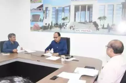 जिलाधिकारी, पटना द्वारा धान अधिप्राप्ति की समीक्षा की गई। पदाधिकारियों को सीएमआर की आपूर्ति में लापरवाही बरतने वाले मिलर्स के विरूद्ध सख़्त कार्रवाई करने के साथ लक्ष्य के अनुरूप त्वरित गति से सीएमआर की प्राप्ति सुनिश्चित करने का निदेश।