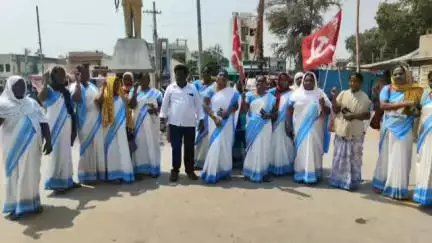 తిప్పర్తి: ఆశ వర్కర్లను అక్రమంగా అరెస్టు చేయడాన్ని నిరసిస్తూ మండల కేంద్రంలో ఆశా వర్కర్స్ యూనియన్‌ ఆధ్వర్యంలో నిరసన