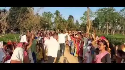 শদিয়া: গাখীৰভেটী পঞ্চায়তৰ মিছিমিকটা গাঁৱত পথ নিৰ্মাণৰ দাবীত শতাধিক ৰাইজৰ প্ৰতিবাদ