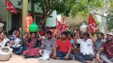 త్రాగునీటి కోసం రాంబిల్లి ఎంఆర్ఓ కార్యాలయం వద్ద బైఠాయించిన గ్రామస్థులు