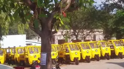 தலைவாசல் ஊராட்சி ஒன்றிய அலுவலகத்தில் இரண்டு கோடி ரூபாய் மதிப்பிலான புதிய குப்பை வானங்கள்  பயன்பாடு இன்றி கிடக்கும் அவலம் #localissue#