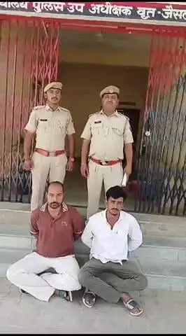 जिला पुलिस अधीक्षक जैसलमेर सुधीर चौधरी के निर्देशन में, पुलिस थाना खुहड़ी के मारपीट व एससी/एसटी के प्रकरण में लम्बे समय से फरार वांछित दो मुल्जिमान को किया गिरफ्तार