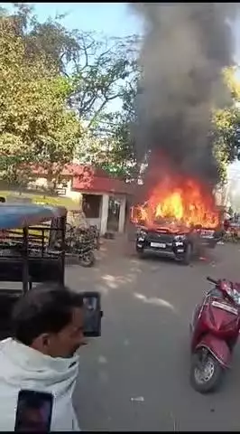 मुरादाबाद की मंडी समिति में खड़ी डायल 112 की गाड़ी में लगी आग। भीषण आग से पूरी तरह जलकर खाक हुई गाड़ी
#dial112 #viral