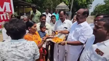 திருக்கோயிலூர்: திருக்கோவிலூர் அணைக்கட்டை புதுப்பிக்க 130 கோடி ரூபாய் ஒதுக்கீடு அணைக்கட்டு பகுதியில் பட்டாசு வெடித்து பொதுமக்களுக்கு இனிப்புகளை வழங்கிய திமுகவினர்