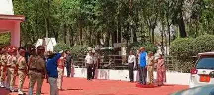 सोनहत: छत्तीसगढ़ के राज्यपाल रमेन डेका को बैकुंठपुर के रेस्ट हाउस में पुलिस परेड की सलामी दी गई ।