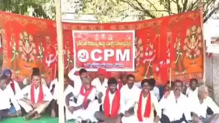 నార్కెట్​పల్లి: నార్కట్పల్లి తహసిల్దార్ కార్యాలయం ముందు సిపిఎం ఆధ్వర్యంలో ధర్నా, సమస్యలు పరిష్కరించాలని డిమాండ్