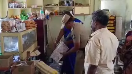சேந்தமங்கலம்: எருமபட்டி பேருந்து நிலையத்தில் உள்ள கடைகளில் ஆட்சியர் உமா ஆய்வு செய்தார்
