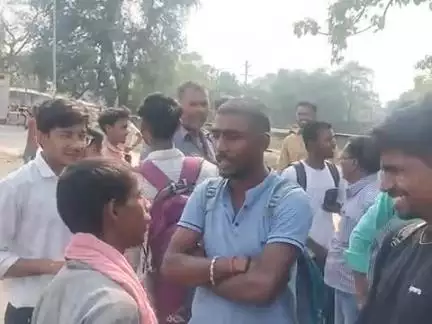 ek aurat jo mental ho chuki hai railway track pe apni jaan dene ki koshish kar rahi thi rpf team dowara jaanbachaya gya