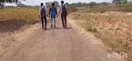 वाशी: सेलु गावात एसटी सेवा सुरू नसल्याने विद्यार्थ्यांना करावी लागतेय ३ किलोमीटर पायपीट; एसटी सुरू करण्याची मागणी #Jansamasya