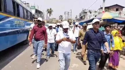 চাঁচল ১: পথ নিরাপত্তা সপ্তাহ উপলক্ষ্যে চাঁচল প্রশাসনিক ভবন থেকে বর্ণাঢ্য শোভাযাত্রার আয়োজন, উপস্থিত জেলা পরিষদের সহ সভাধিপতি