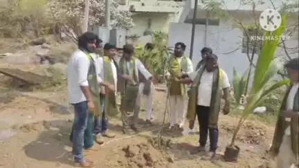 నర్సింహులపేట: నర్సింహులపేటలో గ్రీన్ ఇండియా ఛాలెంజ్ సృష్టికర్త మాజీ ఎంపీ జోగినపల్లి సతీష్ పిలుపుమేరకు మొక్కలను నాటిన హరితసేన బాద్యులు
