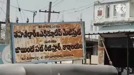 దంతాలపల్లి: దరఖాస్తుదారులతో రద్దీగా దంతాలపల్లి తహశీల్దార్ కార్యాలయం,రాజీవ్ యువ వికాసం పథకం కోసం పెద్ద ఎత్తున వచ్చిన పలు గ్రామాల యువత