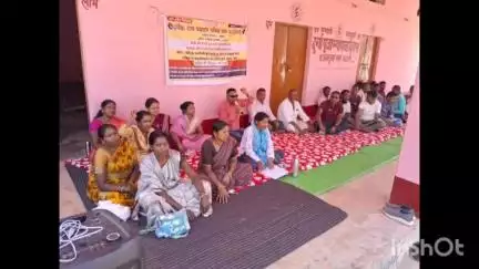 सामरी कुसमी: दुर्गा चौक में पंचायत सचिव संघ का धरना जारी, शासकीयकरण की मांग को लेकर कर रहे हैं प्रदर्शन