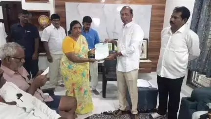 సంతనూతలపాడు: సంతనూతలపాడు టిడిపి కార్యాలయంలో సీఎం రిలీఫ్ ఫండ్ చెక్కులను లబ్ధిదారులకు పంపిణీ చేసిన ఎమ్మెల్యే విజయ్ కుమార్