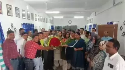কালিয়াচক ২: উত্তর লক্ষ্মীপুর হাই স্কুলের প্রধান শিক্ষকের বিদায় সংবর্ধনা  প্রদান, উপস্থিত অবর বিদ্যালয় পরিদর্শক সহ অন্যরা