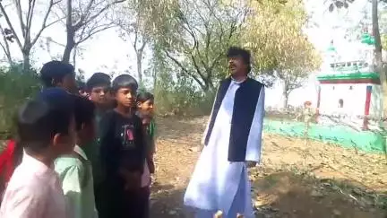 बच्चे सावधानीपूर्वक कब्रिस्तान में जाएं नहीं तो हो सकता है खतरा। समाज सेवी पेंटर जिलानी विश्रामपुर पलामू।