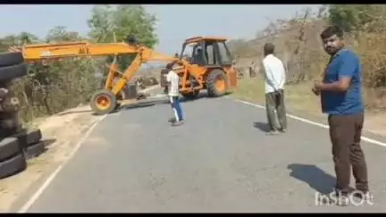 कुकड़ू: सिरुम-छातारडीह चौक में बालू से लदा हाइवा पलट गया