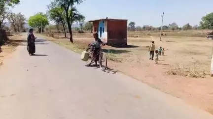उमरिया में पीने के पानी को परेशान ग्रामीण न नल जल योजना न हैंड पंपो से निकल रहा पानी कोसो दूर से लाना पड़ रहा पानी