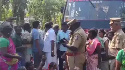ஆர்.கே. பேட்டை: அம்மையார்குப்பத்தில் உள்ள தனியார் பள்ளியில் பணியாற்றி உயிரிழந்த பங்குதாரருக்கு பங்கு அளிக்க கோரி உறவினர்கள் சாலை மறியல் போராட்டம்