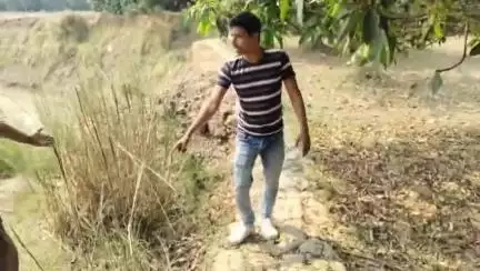 ফরাক্কা: অবৈধ মাটি খননের অভিযোগ পঞ্চায়েত সদস্যের বিরুদ্ধে এই ঘটনাকে কেন্দ্র করে নয়নসুক গ্রাম পঞ্চায়েতের কালভার্ট এলাকায়