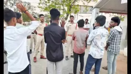 కొండమల్లేపల్లి: మైనర్లు వాహనాలు నడుపుతూ పట్టుపడితే తల్లిదండ్రులపై కేసు నమోదు చేస్తాం: ఎస్ఐ రామ్మూర్తి