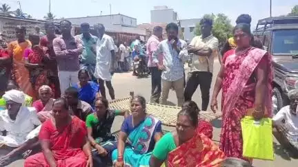 வாழப்பாடி: நடுப்பட்டியில் சொத்து தகராறு காரணமாக இறந்த அண்ணனின் உடலை மயானத்திற்கு கொண்டு செல்ல மறுத்த தம்பி - உறவினர்கள் சாலை மறியல்
