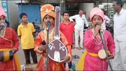 చొప్పదండి: మండల కేంద్రంలో ఆడపిల్లల చదువులపై నవోదయ విద్యార్థుల"బుర్రకథ"వీధి నాటక ప్రదర్శన