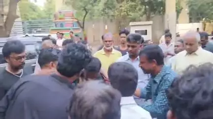 வேளச்சேரி: மின்மயானத்தில் மகனின் உடலை பார்த்து கதறி அழுத பாரதிராஜா - இதயத்தை நொறுக்கும் காட்சி