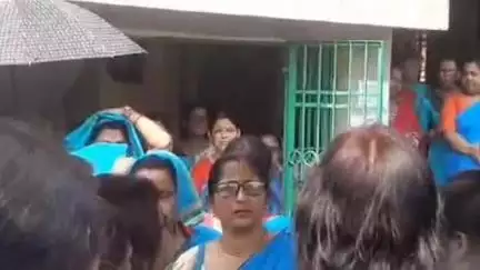খড়িবাড়ি: ডিম ও সবজির বিল বকেয়া, বিলের দাবিতে ঘেরাও খড়িবাড়ি সিডিপিও অফিস