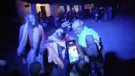 हमारे गांव के सियान मन एंजॉय करते हुए नजर आए