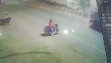 बागपत: सरेशाम युवक को कार में डालकर ले गए दबंग... #VideoViral

बाइक सवार को पीटकर गाड़ी में युवक को डालकर ले जाते CCTV