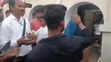 पति ने , , पत्नी की उसके प्रेमी के साथ कराई शादी , मामला संतकबीरनगर का बताया जा रहा है ।
#kasganj #news #कासगंज #up87