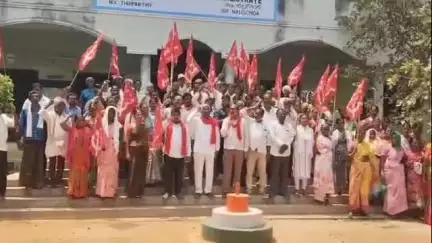 తిప్పర్తి: కాంగ్రెస్ ఇచ్చిన ఆరు గ్యారెంటీలను అమలు చేయాలని తిప్పర్తి తహసిల్దార్ కార్యాలయం ముందు సిపిఎం ఆధ్వర్యంలో ధర్నా.