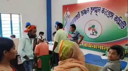 বামনগোলা: পাকুয়াহাটে তৃণমূলের শ্রমিক সংগঠনের উদ্যোগে রক্তদান শিবিরের আয়োজন উপস্থিত শ্রমিক সংগঠনের জেলা সভাপতি