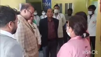 लमगड़ा: जिलाधिकारी ने सीएचसी लमगड़ा का किया निरीक्षण, अनुपस्थित कार्मिकों को नोटिस जारी करने के दिए निर्देश