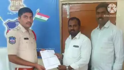 నర్సింహులపేట: సైబర్ నేరగాళ్లు కాజేసిన 80 వేల రూపాయలను రికవరీ చేసిన నర్సింహులపేట పోలీసులు, బాధితులకు అప్పగింత