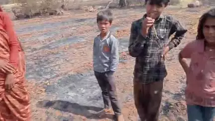 पिछोर  ग्राम नांद में तीन खेत जलकर हुए खाक