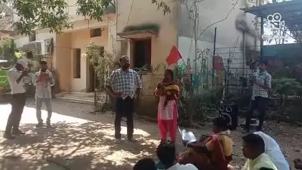 पश्चिमी सिंहभूम जिला में हर जगह चापानल जलमीनार खराब होने से परेशान हैं लोग।धरना के मध्य से सूची दिया गया है।