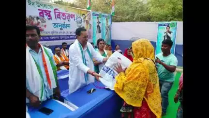 কৃষ্ণনগর ২: সোনাতলা গ্রামে বস্ত্র বিতরণ করলেন রাজ্যের মন্ত্রী উজ্জ্বল বিশ্বাস