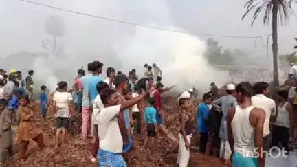 अंधराठाढ़ी: अंधराठाढ़ी उत्तर पंचायत के वार्ड चार में शॉर्ट सर्किट से लगी आग में दो घर जलकर राख हो गए, लाखों का नुकसान