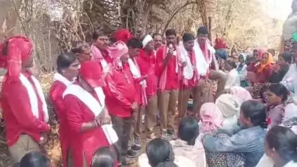 రామన్న‌పేట: వెల్లంకి గ్రామంలో ఉపాధి హామీ కూలీలను కలిసిన సిపిఎం ప్రజా చైతన్య పాదయాత్ర