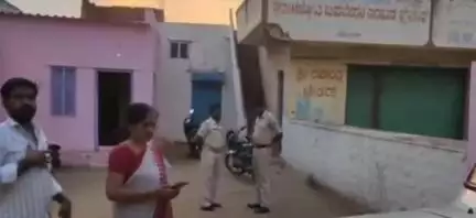ಗಜೇಂದ್ರಗಡ: ಪಟ್ಚಣದಲ್ಲಿ ಅಕ್ರಮವಾಗಿ ಸಂಗ್ರಹಿಸಿದ್ದ ಪಡಿತರ ಅಕ್ಕಿ ವಶಕ್ಕೆ ಪಡೆದ ಪೊಲೀಸರು