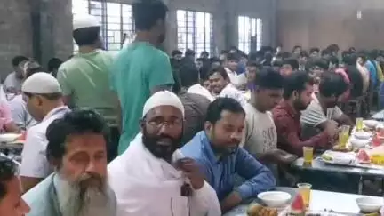 কালিয়াচক ২: সাহাবাজপুরে বেসরকারি শিক্ষা প্রতিষ্ঠানের উদ্যোগে  আয়োজিত রোজা ইফতার