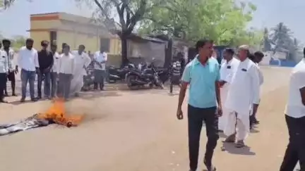 ದೇವರಹಿಪ್ಪರಗಿ: ಶಾಸಕ ಯತ್ನಾಳ್ ಉಚ್ಚಾಟನೆ ಖಂಡಿಸಿ ಕೋರವಾರದಲ್ಲಿ ಯತ್ನಾಳ ಅಭಿಮಾನಿಗಳಿಂದ ಬಿವೈ ವಿಜಯೇಂದ್ರ ಭಾವಚಿತ್ರಕ್ಕೆ ಚಪ್ಪಲಿಯಿಂದ ಹೊಡೆದು ಪ್ರತಿಭಟನೆ