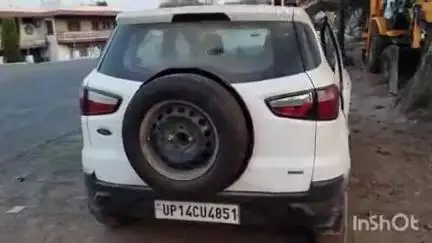 पन्ना सतना मुख्य मार्ग पर अनियंत्रित कार ट्रक के पीछे से जा घुसी कार क्षतिग्रस्त हो गई