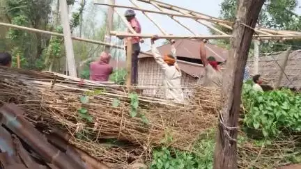 Bina Aadesh ke anusar ghar chala raha hai